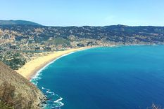La playa de Laguna Verde sorprende con sus aguas color esmeralda y un entorno natural a pocos minutos de Valparaíso.