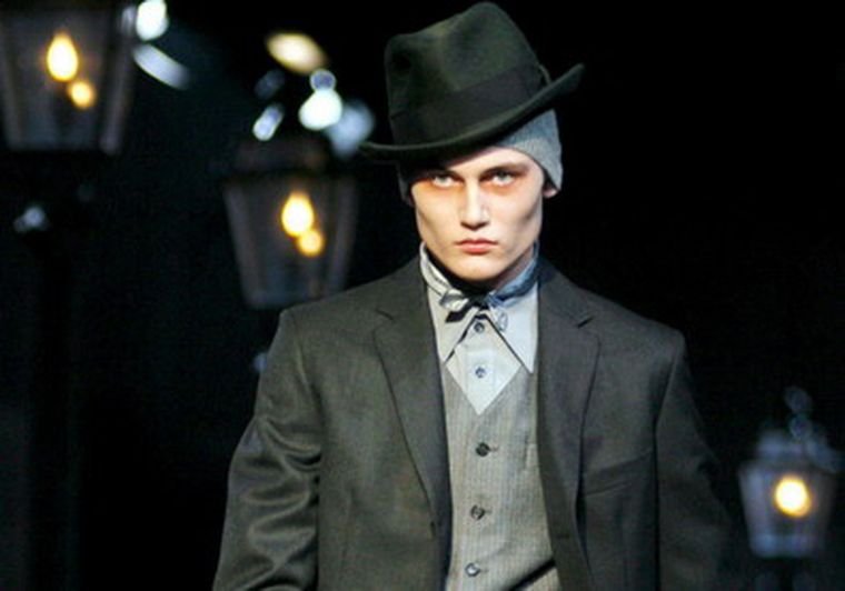 Un modelo desfila por la pasarela con una creación del diseñador Alexander McQueen. Foto: EFE