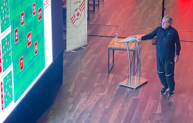 Bielsa brindó un seminario sobre la selección de Polonia y el DT de la selección polaca se sentó a escucharlo.