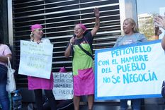 Manifestantes reclaman por falta de alimentos a merenderos, una problemática que lleva meses. Foto: Analía Melnik/MDZ