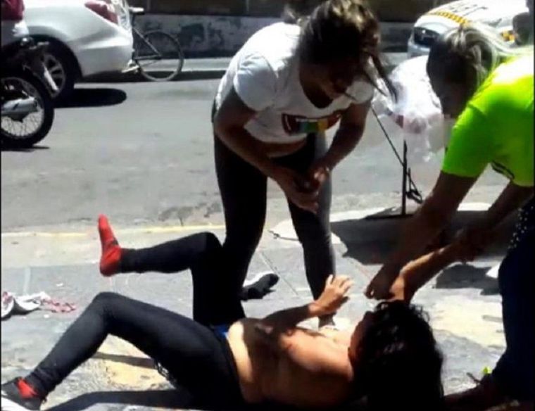 La mujer fue golpeada y terminó desnuda por las agresiones