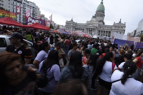 Jubilados y trabajadores del Hospital Garrahan se mantienen en pie de lucha contra el Gobierno. Jubilados y trabajadores del Hospital Garrahan se mantienen en pie de lucha contra el Gobierno.