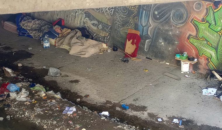 Rita vivía junto a Juan en el cauce del Zanjón de los ciruelos bajo el puente de la calle Paso de Los Andes.