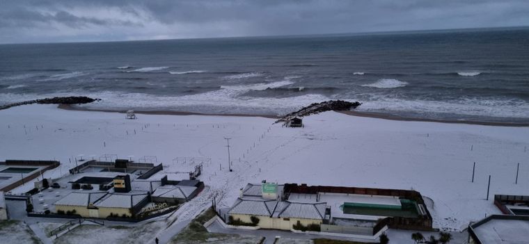 Los vecinos de Miramar fueron testigos de la intensa nevada que dejó cubierta a la ciudad balnearia de un manto blanco.&nbsp;