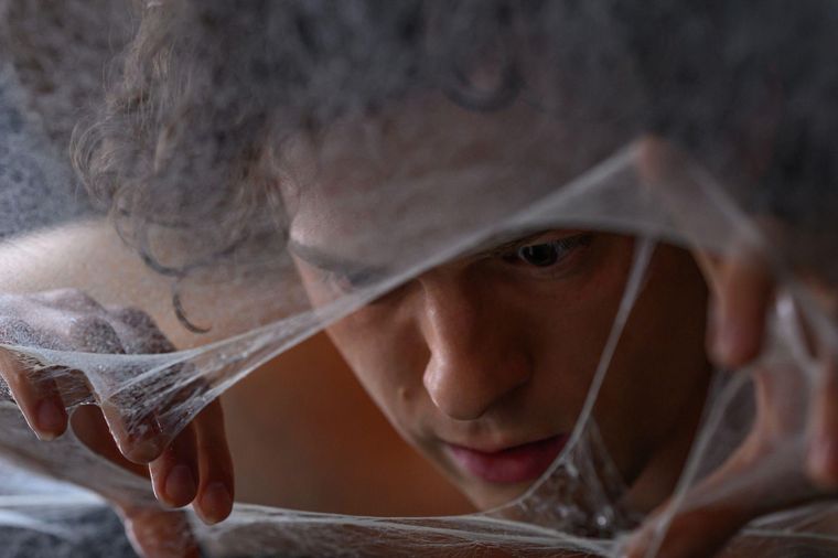 El Peter Parker de Tom Holland no puede quedarse enredado en una adolescencia eterna, después de todo, el actor ya tiene 30 años.