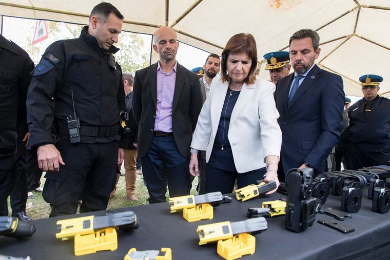 Patricia Bullrich observando las Taser Foto: Ministerio de Seguridad de la Nación