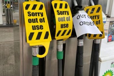 MDZol | Fuera de servicio. Bombas de gasolina cerradas en Sherbourne, Dorset, en el sur de Inglaterra. Foto: BBC News