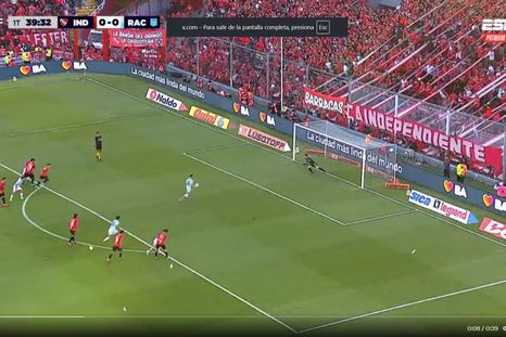 Maravilla Martínez la quiso picar y erró el penal ante el Rojo. Maravilla Martínez la quiso picar y erró el penal ante el Rojo.