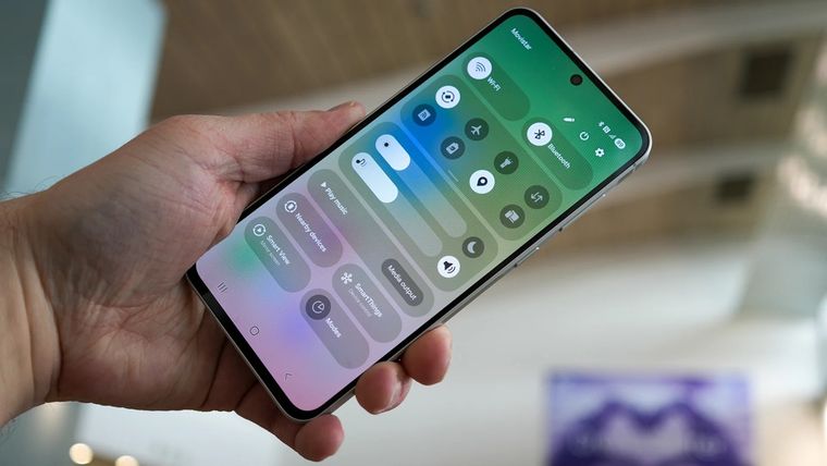 Samsung presenta un teléfono con pantalla AMOLED 120 Hz, triple cámara y Android 15. Samsung presenta un teléfono con pantalla AMOLED 120 Hz, triple cámara y Android 15.