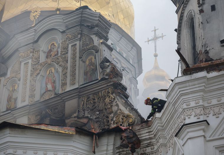 Equipos de rescate ucranianos trabajan en el lugar de un ataque ruso contra la Catedral de la Dormición.