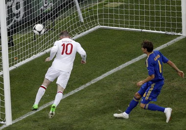 Rooney cabecea y abre el marcador. Foto: EFE