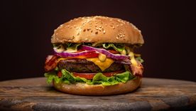 Lucite preparando estas deliciosas hamburguesas caseras. Foto: Shutterstock