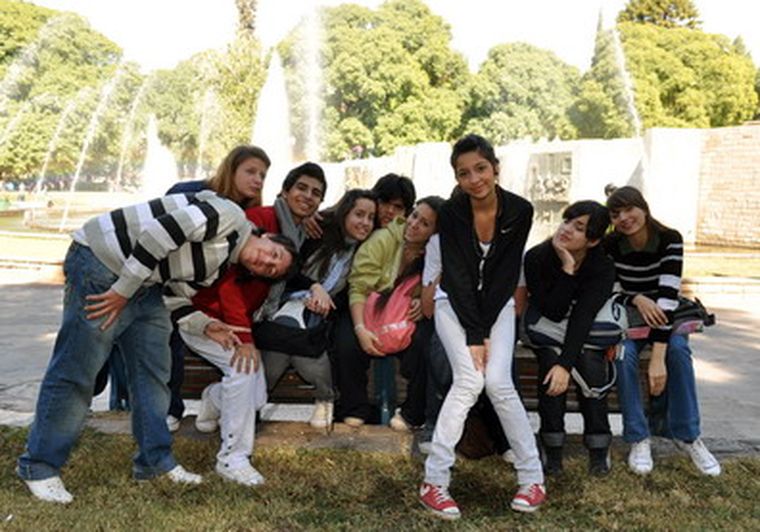 No es el Día del Estudiante: así de contentos, alumnos festejan la sincola. Foto: Nacho Gaffuri / MDZ