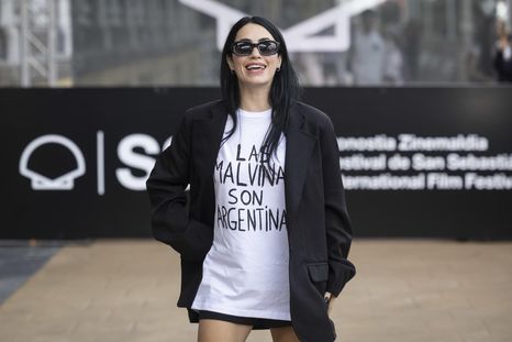 Lali llegó al Festival de San Sebastián con una remera con la frase Las Malvinas son argentinas.