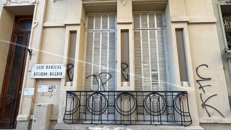 Pintadas en una de las cinco sedes radicales de La Plata. Pintadas en una de las cinco sedes radicales de La Plata.