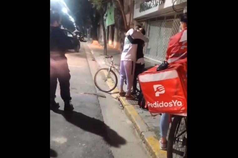 El joven delivery no podía creer el gesto de la mujer que le regaló su bicicleta
