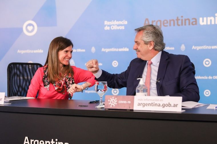 Fernanda Raverta, directora de ANSES, junto al presidente Alberto Fernández.