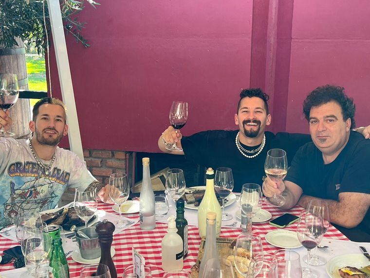 Mau y Ricky de almuerzo con Alejandro Vigil, cuando estuvieron en Mendoza. Foto: Gentileza
