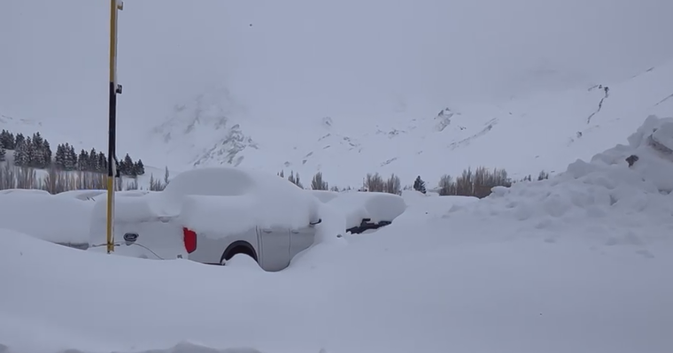 La nieve acumulada en Las Leñas cubrió los vehículos del estacionamiento.&nbsp;