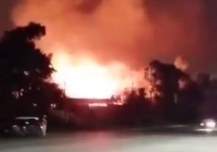 Arde una maderera en Esteban Echeverría y trabajan al menos 15 dotaciones de Bomberos Foto: Captura de video
