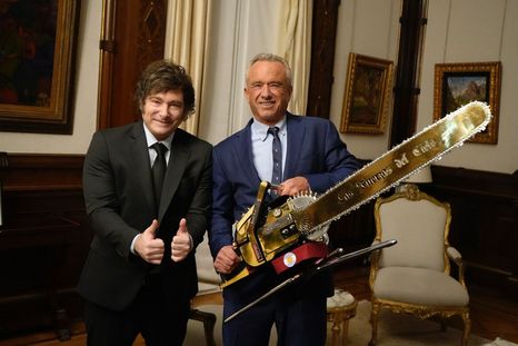 El secretario de Salud y Servicios Sociales de los Estados Unidos, Robert F. Kennedy Jr. junto al presidente Javier Milei en la Casa Rosada. Foto: Presidencia
