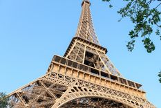 la policia de paris evacuo la torre eiffel por una amenaza de bomba la policia de paris evacuo la torre eiffel por una amenaza de bomba