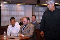 Sebastián Villa con su abogado, este viernes en el juzgado durante la condena Foto: Télam Sebastián Villa con su abogado, este viernes en el juzgado durante la condena Foto: Télam
