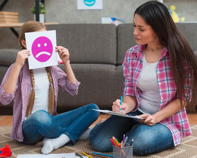 La educación emocional? es el proceso educativo que tiene como objetivo el desarrollo de herramientas emocionales en el alumno. Foto: Freepik