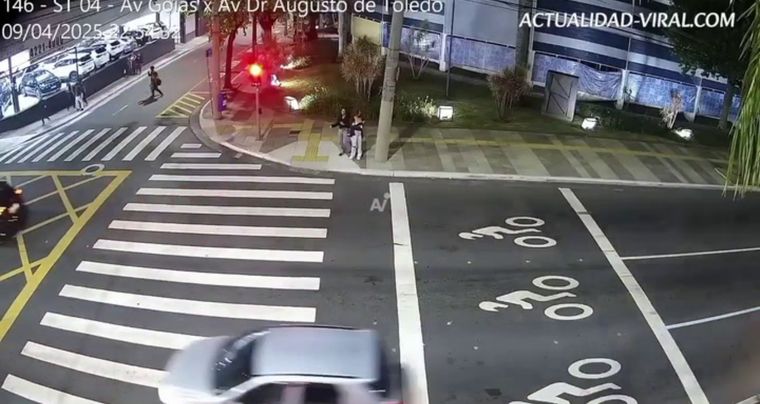 Atropelló y mató a dos chicas que cruzaban la calle: el video es desgarrador. Foto: X.