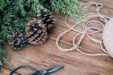 Usar árboles naturales y decoraciones como pueden ser piñas para evitar el plástico hará que tengas una Navidad más ecológica. Foto: Unsplash