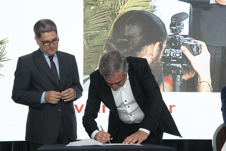 El Dr. Jorge Eduardo Tartaglione, y el presidente de COVIAR, José Alberto Zuccardi, firmaron un convenio entre la Corporación y la Fundación Cardiológica. Foto: Gentileza