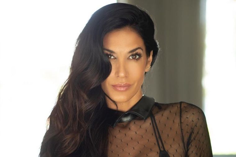 La bailarina lució un traje de baño de dos piezas multicolor Foto: Instagram Silvina Escudero