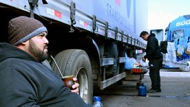 Miles de camioneros llevan un mes varados.