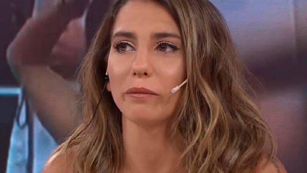 Cinthia Fernández mostró el frasco con el "bulto de la espalda" que le extrajeron en cirugía