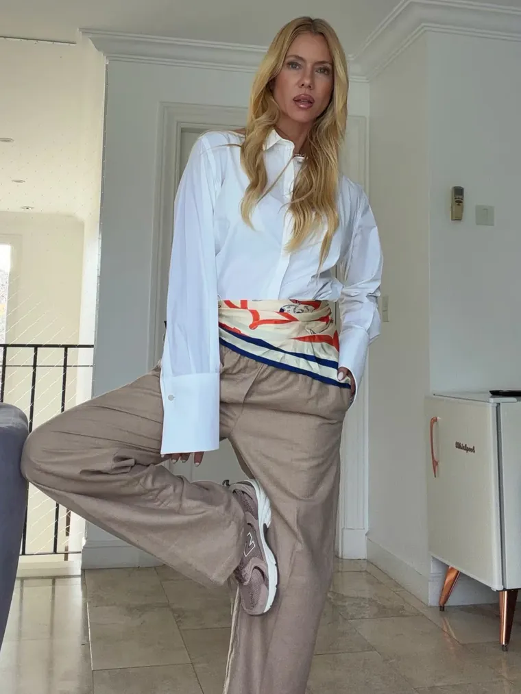 El truco del pañuelo en la cintura de Nicole Neumann. El truco del pañuelo en la cintura de Nicole Neumann.