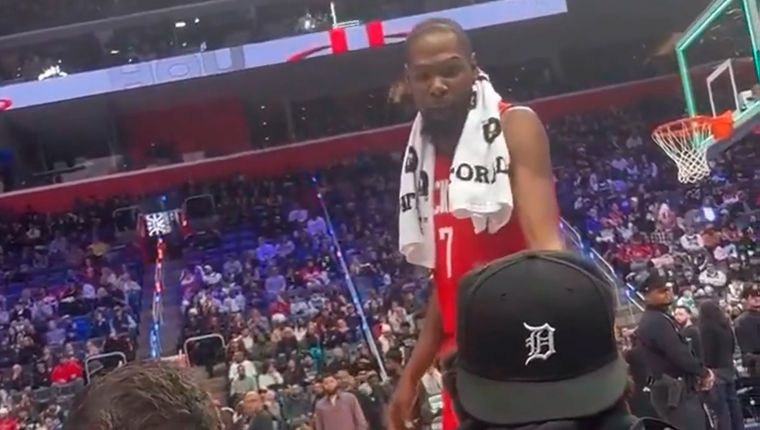 Kevin Durant estalló contra un fanático de los Pistons.