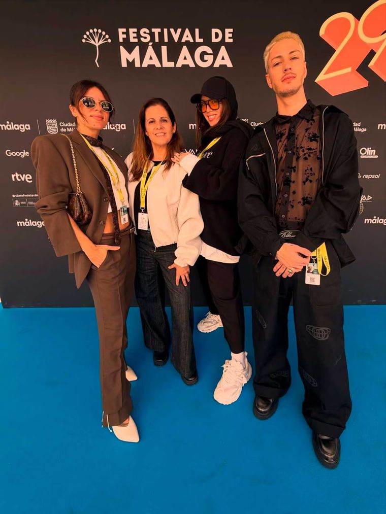 Fernanda Iglesias fue la encargada de difundir los videos de la pareja en un karaoke español. Fernanda Iglesias fue la encargada de difundir los videos de la pareja en un karaoke español.