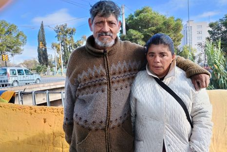 Ricardo y Marcela viven en la calle, entre puentes y diferentes intersecciones de la Costanera. Foto: Mercedes Gómez/ MDZ Ricardo y Marcela viven en la calle, entre puentes y diferentes intersecciones de la Costanera. Foto: Mercedes Gómez/ MDZ
