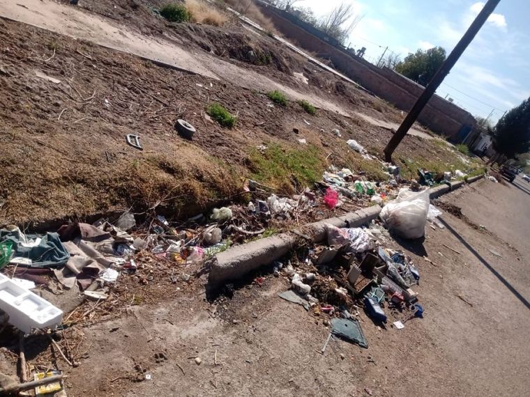 Botellas, plásticos, telas y residuos eléctricos se acumulan en las acequias