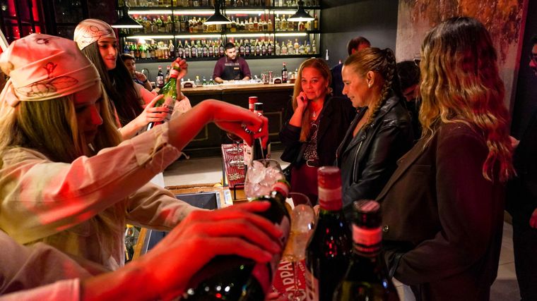 Hacer barra: una actitud cool. Hacer barra: una actitud cool.