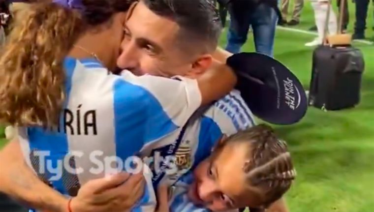 Di María se reencontró con sus hijas, Mía y Pía, tras alzar por segunda vez la Copa América y retirarse de la Selección argentina. Foto: captura TyC Sports