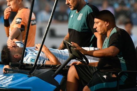 Maravilla Martínez se agarra la cabeza: reconocimiento, lesión y alarmas encendidas en Racing. Maravilla Martínez se agarra la cabeza: reconocimiento, lesión y alarmas encendidas en Racing.