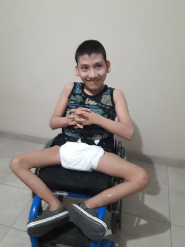 Renzo Nuñez tiene 13 años y desde que nació lucha con complejas y dolorosas enfermedades. Necesita viajar al Garrahan de urgencia.