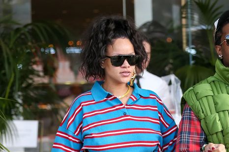 Hailey Bieber y Rihanna llevaron el mismo sweater a rayas Foto: Glamour