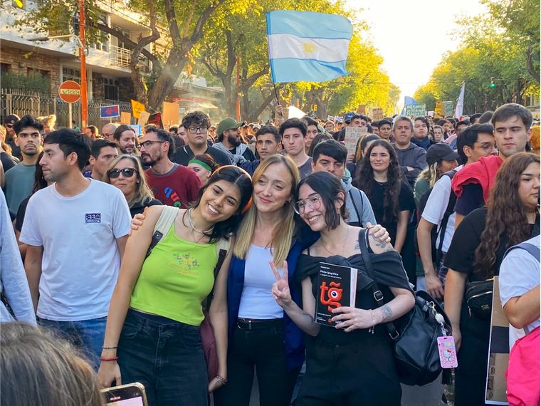 Anabel Fernández Sagasti en la marcha de este martes Foto: X @anabelfsagasti