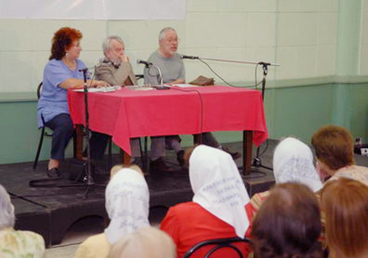Osvaldo Bayer, al centro, en el acto realizado hoy en Radio Libertador.