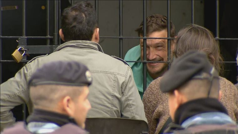 Germán Kiczka a las risas en la Comisaría II de Apóstoles. Foto: Captura de pantalla TN