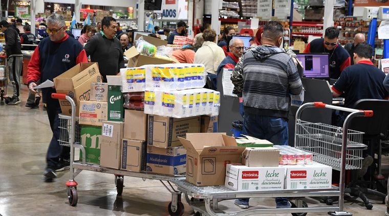 Las personas buscan todo tipo de estrategias para subsistir y pasar la tormenta de crisis Foto: ALF PONCE MERCADO / MDZ