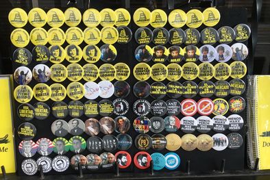 MDZol | Se venden objetos de Milei a las afueras de su búnker