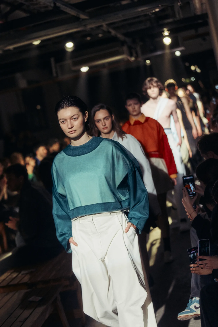 Una grilla renovada que une marcas consagradas, talentos emergentes y cruces culturales inéditos. Una grilla renovada que une marcas consagradas, talentos emergentes y cruces culturales inéditos.